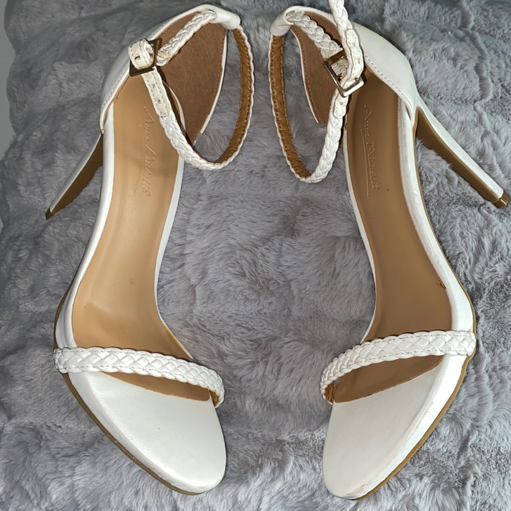 NEVER WORN WHITE HIGH HEELS